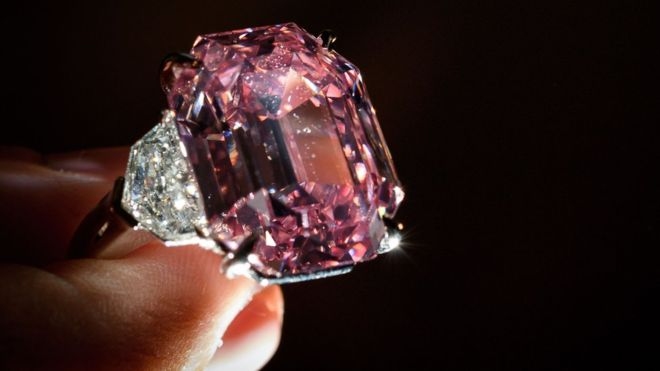 Редчайший розовый бриллиант продали 44 млн долларов